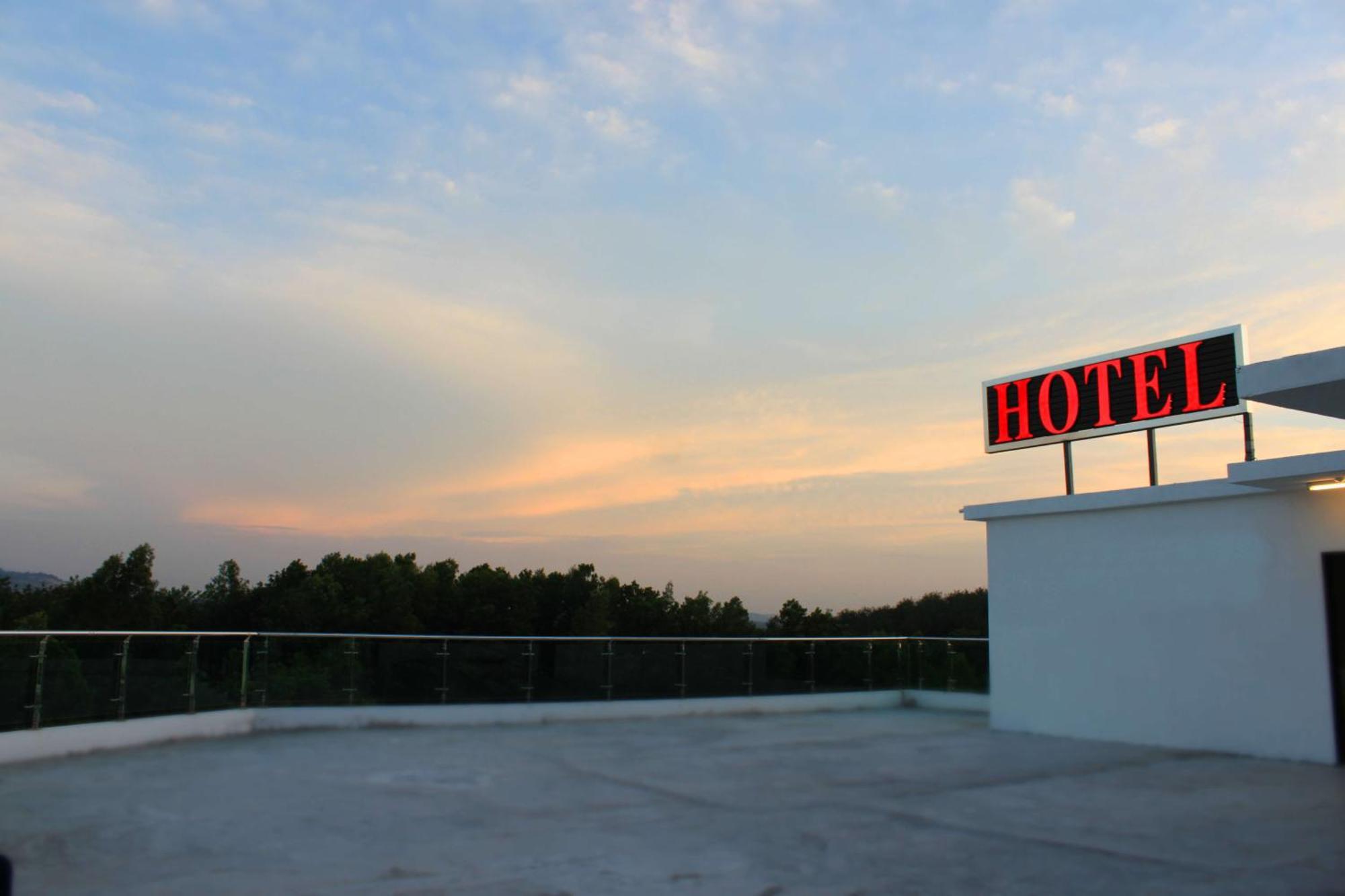 Hotel Time Boutique Nilai Esterno foto
